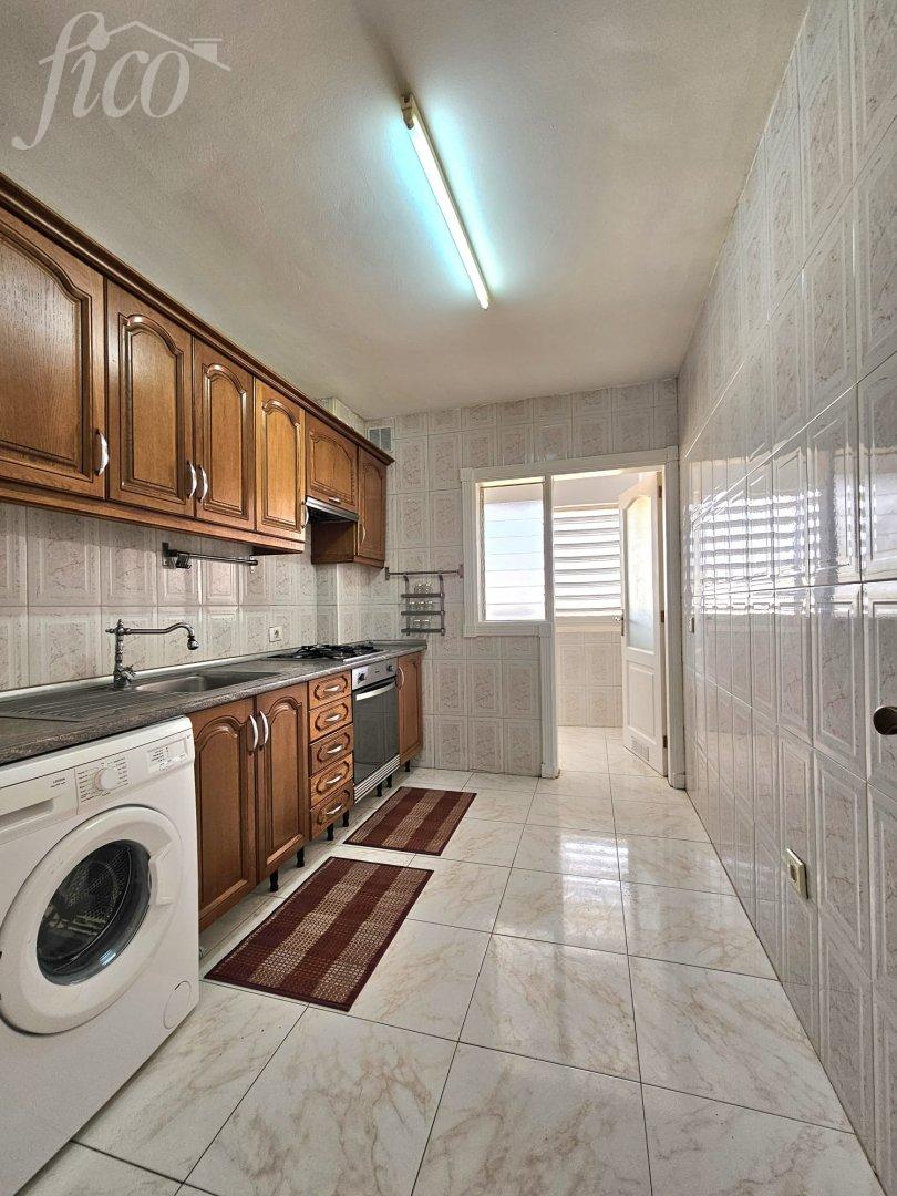 Útulný byt se 3 ložnicemi a garážovým stáním v klidné zóně v La Camella, Arona 1