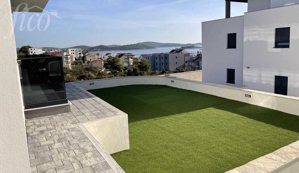 Zahraniční nemovitosti Krásný apartmán s terasou a vlastní zahrádkou - Rogoznica