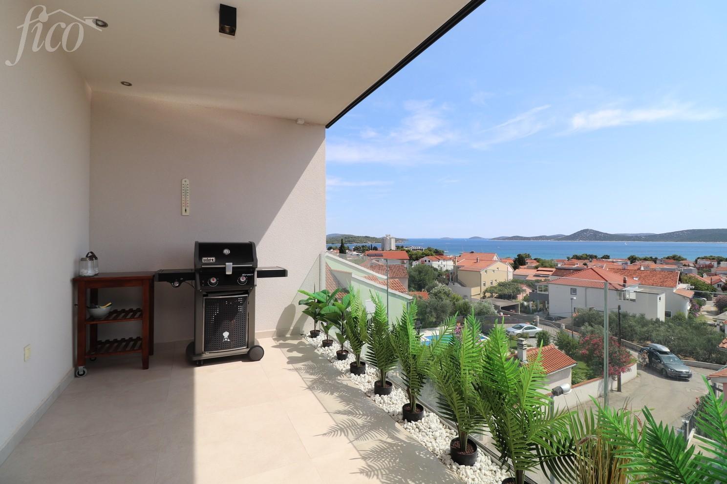 Zahraniční nemovitosti Zařízený apartmán se 2 ložnicemi a panoramatickým výhledem na moře - Vodice